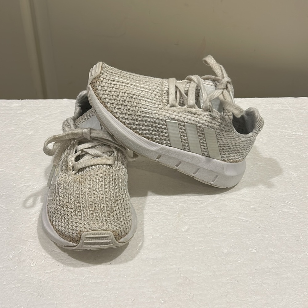 Adidas lace up mesh Sneakers Ortholite insoles size 8 kids white